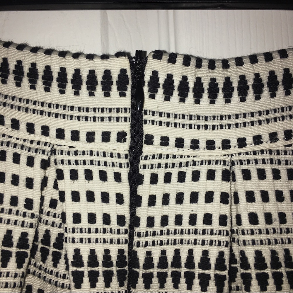 • Black and White Patterned Mini-A-Line  Skirt• - Picture 3 of 5